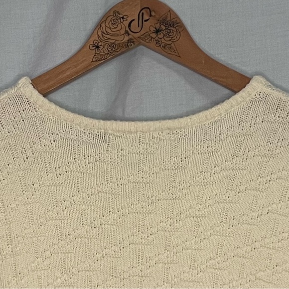 A Knitch Above Off-White Textured, Short Sleeve, Crew Neck Sweater in XL - Picture 5 of 11